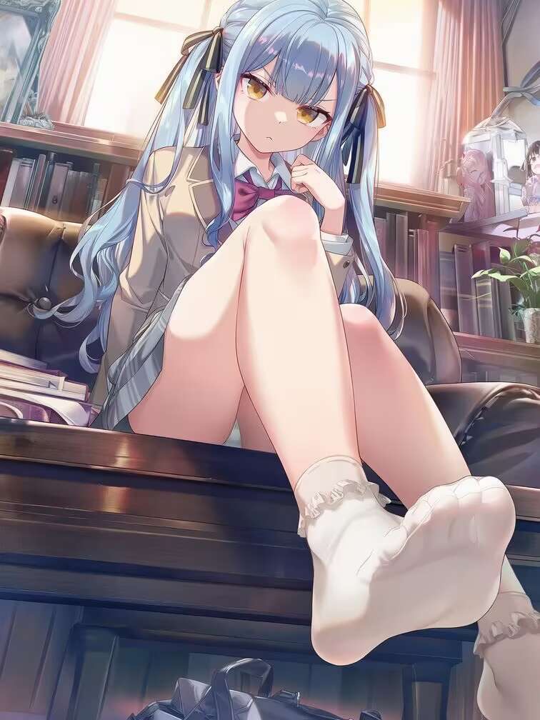 三个女孩霸占我的屋子，甚至全裸